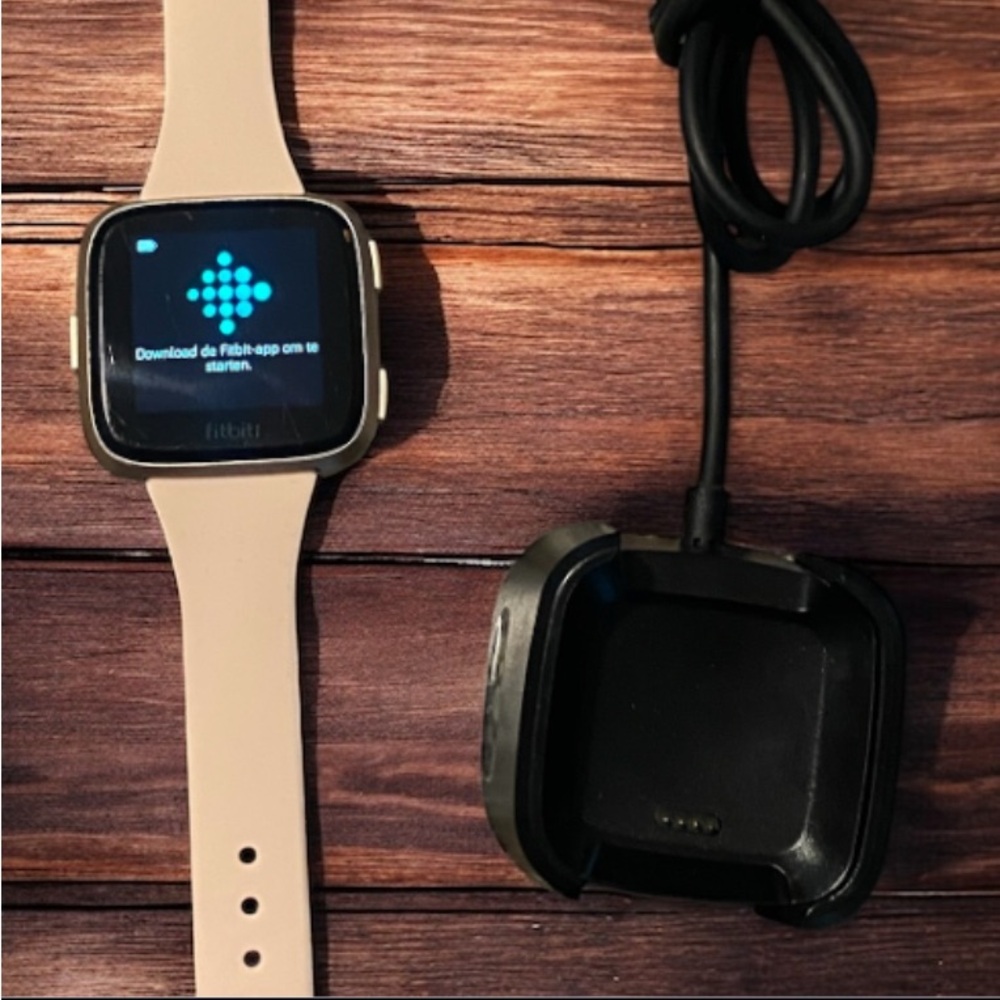 Fitbit Versa FB504 Smartwatch with Charger